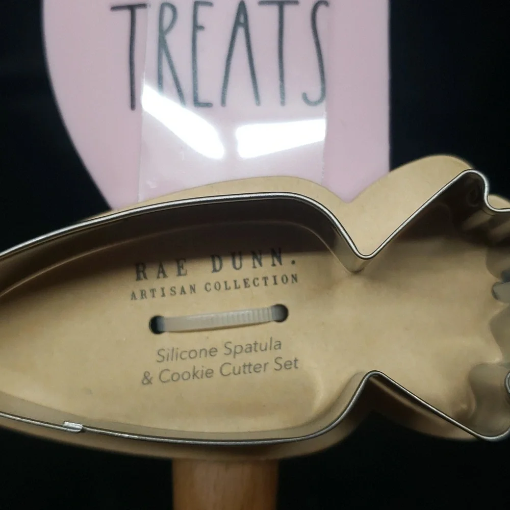 Rae Dunn NWT Wooden Handle Easter Spatula and Cookie Cutter Set